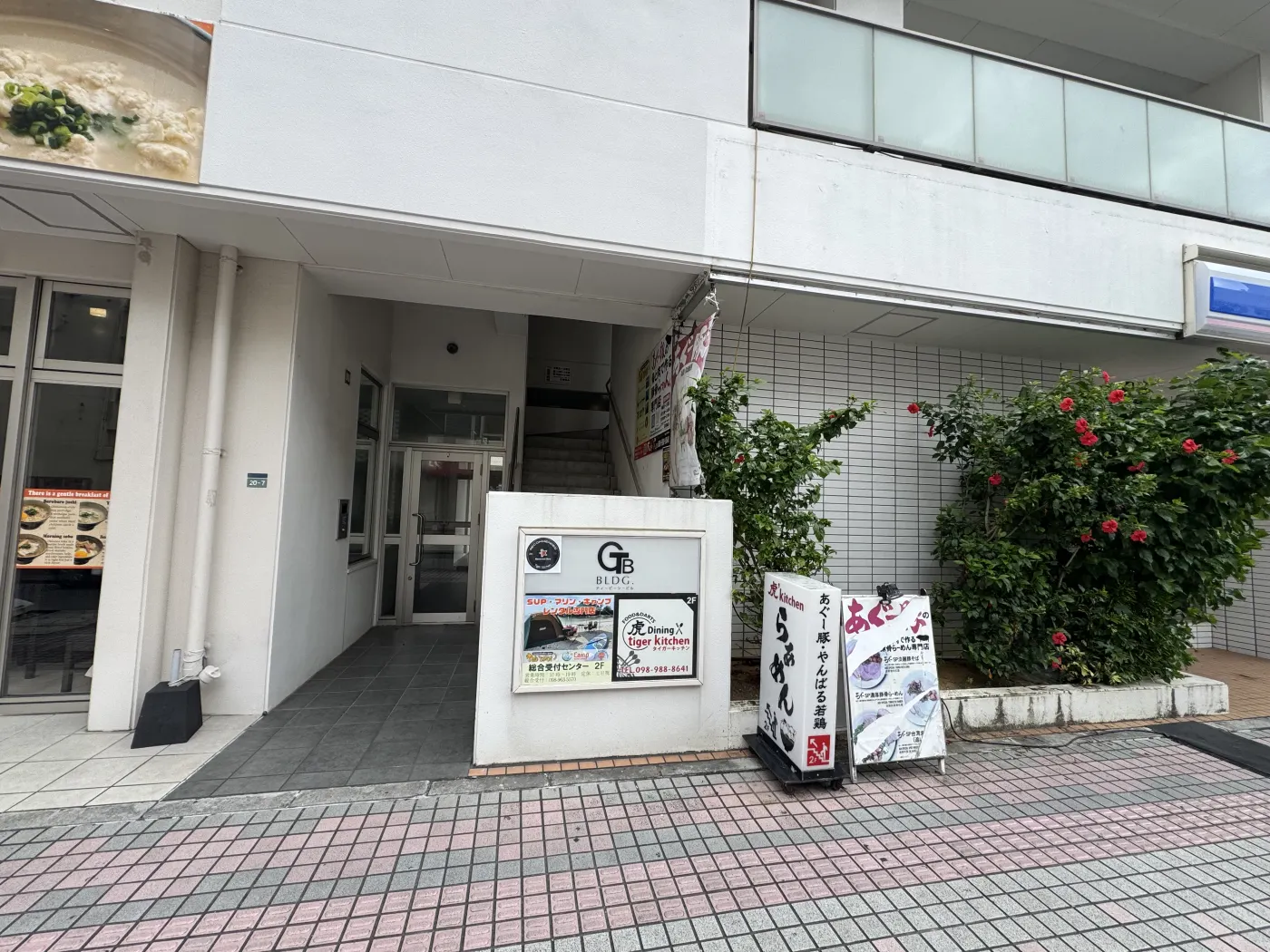 建物正面の入口