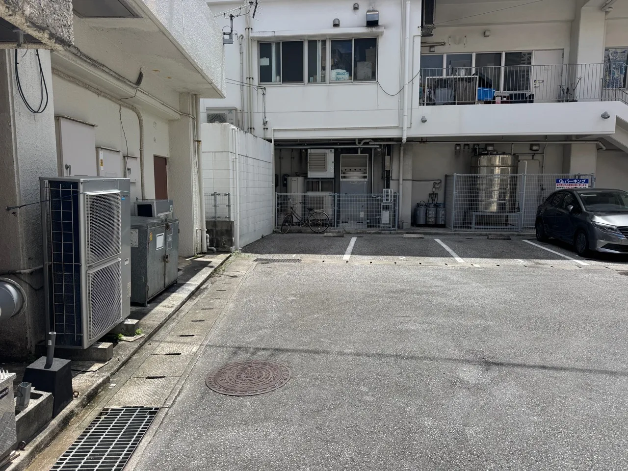 建物裏側にある駐車場への進入路