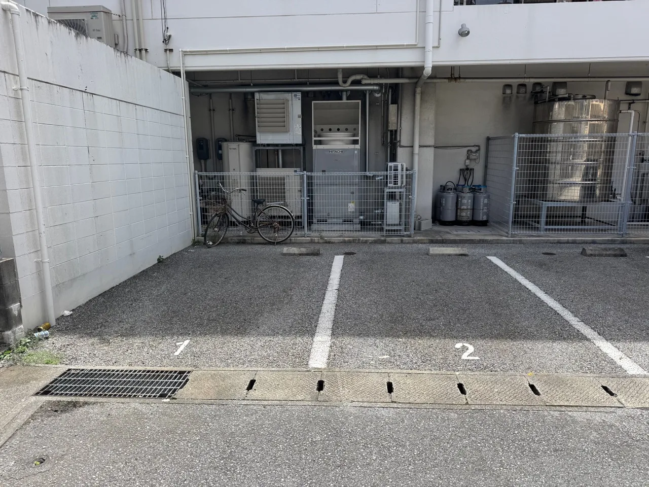 建物裏側の駐車区画1番と2番