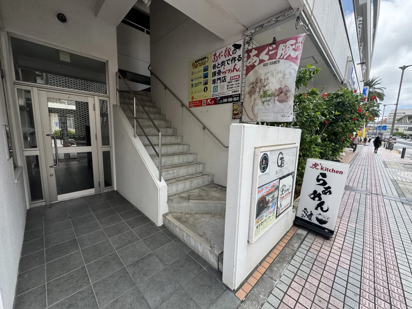 入口右側から2階へ上がる階段